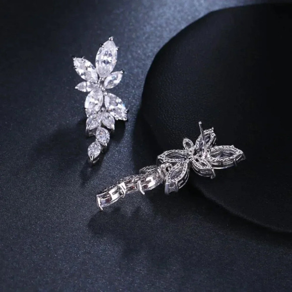 NEW 18k White Gold Diamond Leaf Petal Drop Statement Earrings - Picture 4 of 6